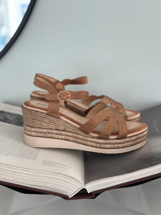 Sandaler med kilklack och små pärlor på remmarna - Camel