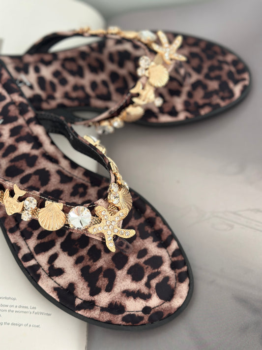 Sandaler med snäckor - Leomönster