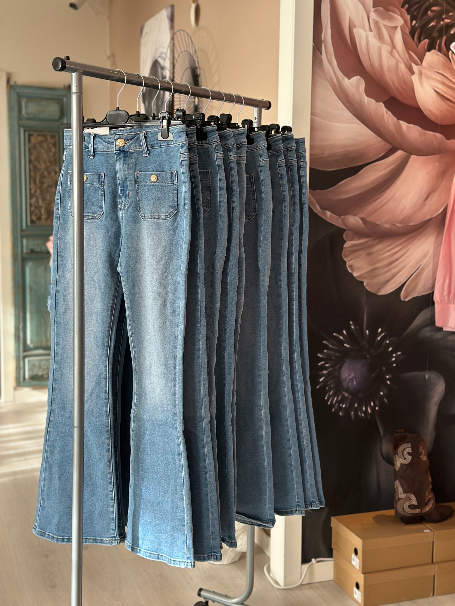 Flare jeans med fickor framtill och guldknappar - Ljus denim