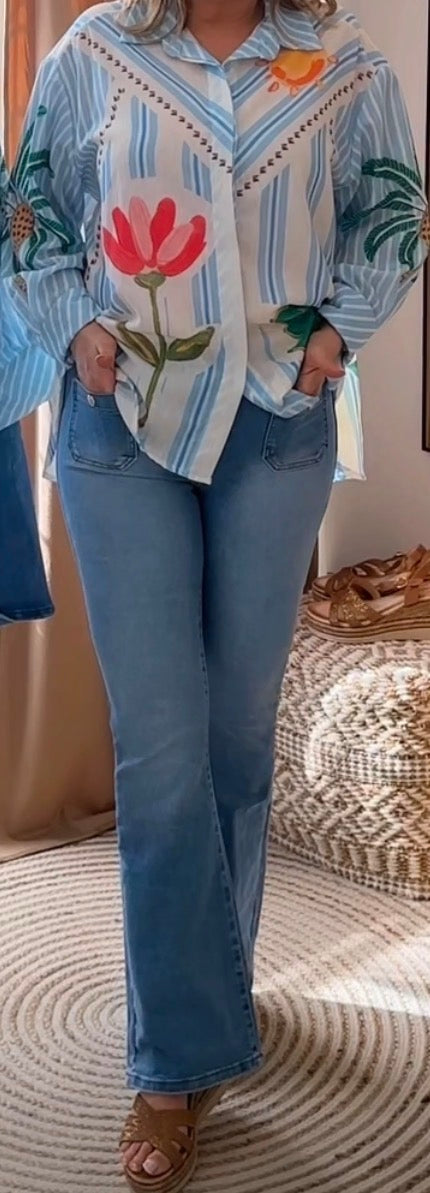 Flare jeans med fickor framtill och guldknappar - Ljus denim