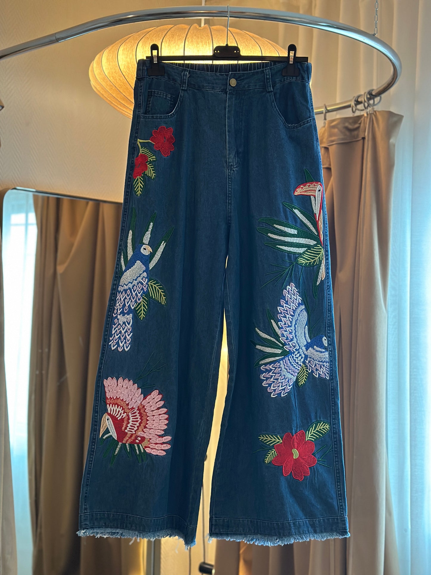 Jeans med resår i midjan och vacker broderi - Mörk denim