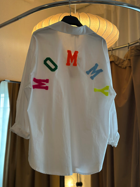 Skjorta med texten ”Mommy” på ryggen - Vit