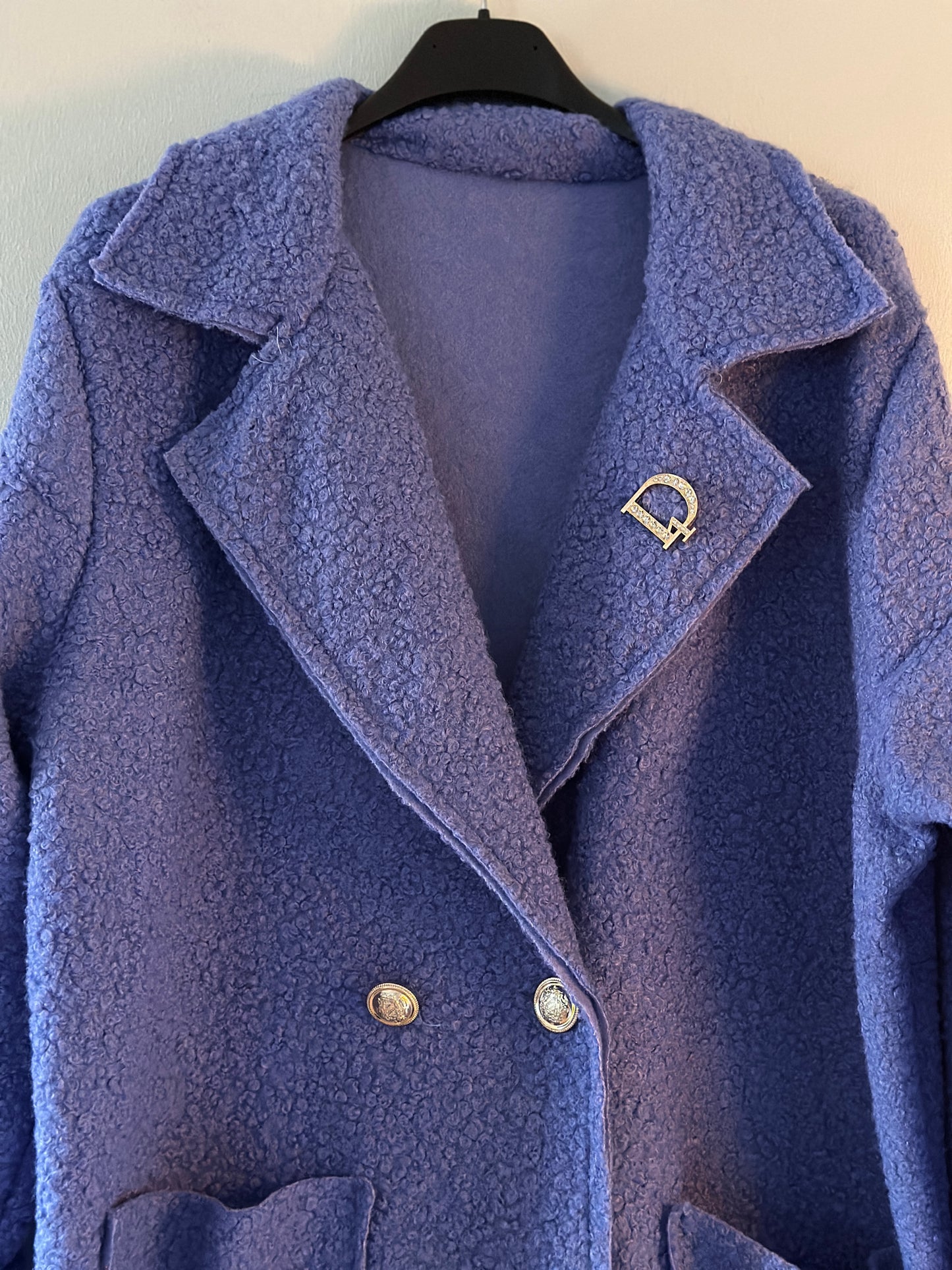 Favoritkappan med guldknappar och brosch - Blå/Cerise/Svart/Beige/Vit