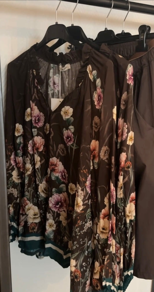 Blus ”Janni” med ballongärm och vackert blomstermönster - Brun/Svart