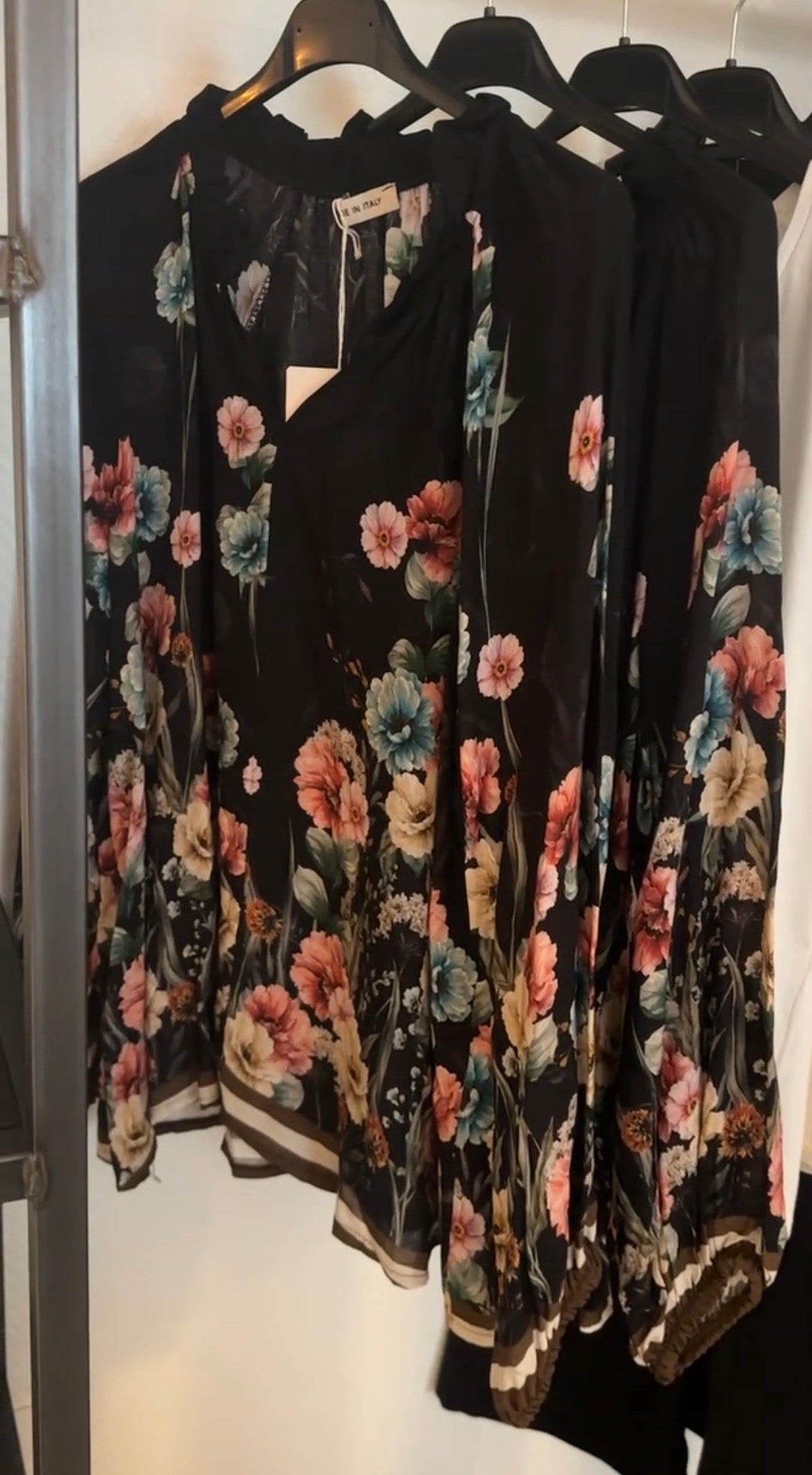 Blus ”Janni” med ballongärm och vackert blomstermönster - Brun/Svart