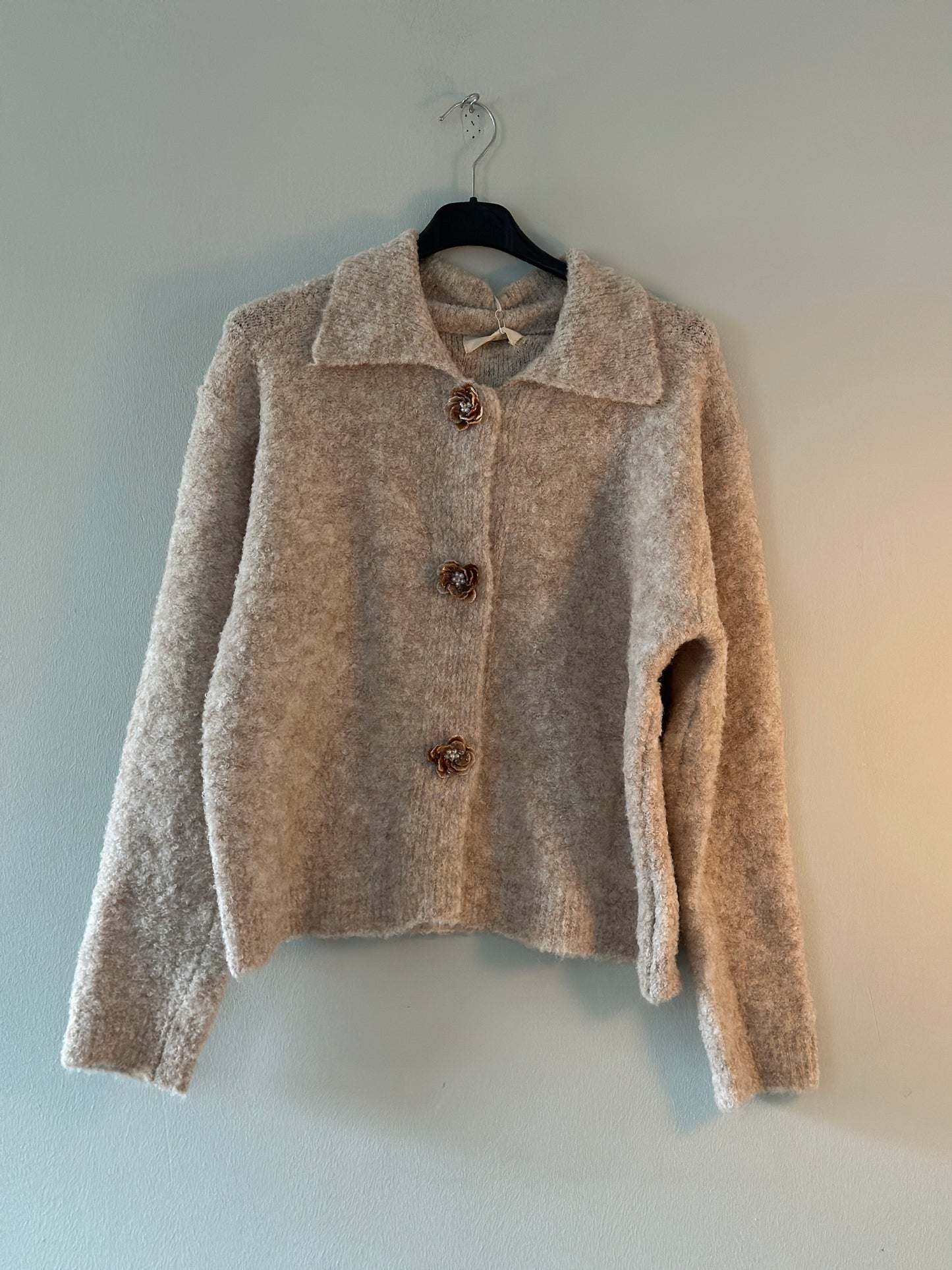 Stickad kofta ”René” med blomknappar- Beige