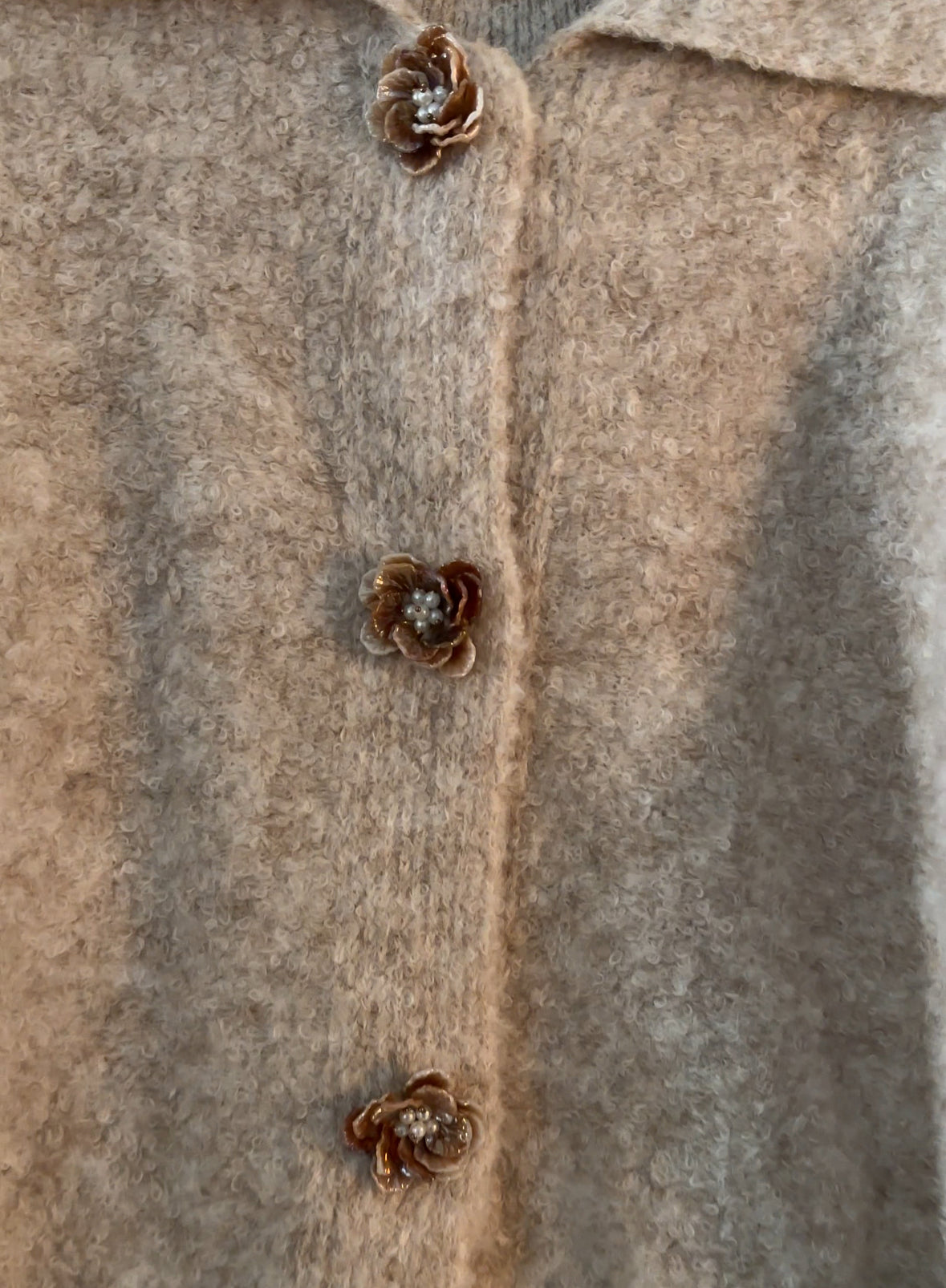 Stickad kofta ”René” med blomknappar- Beige