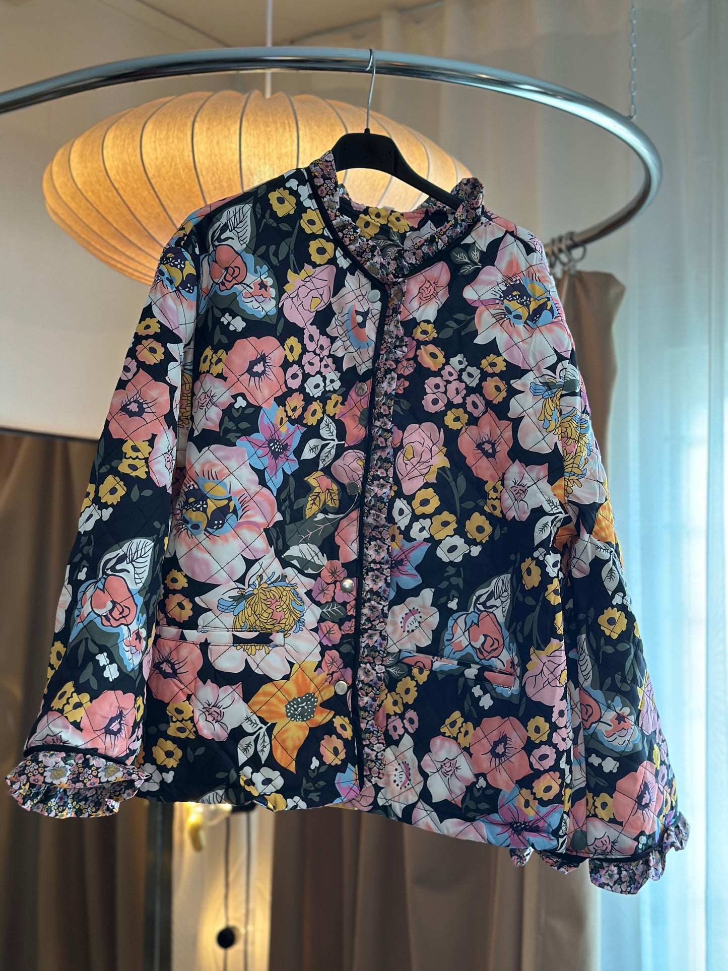 Höstjacka ”Isabella” med volang framtill och i ärmslutet - Multicolour