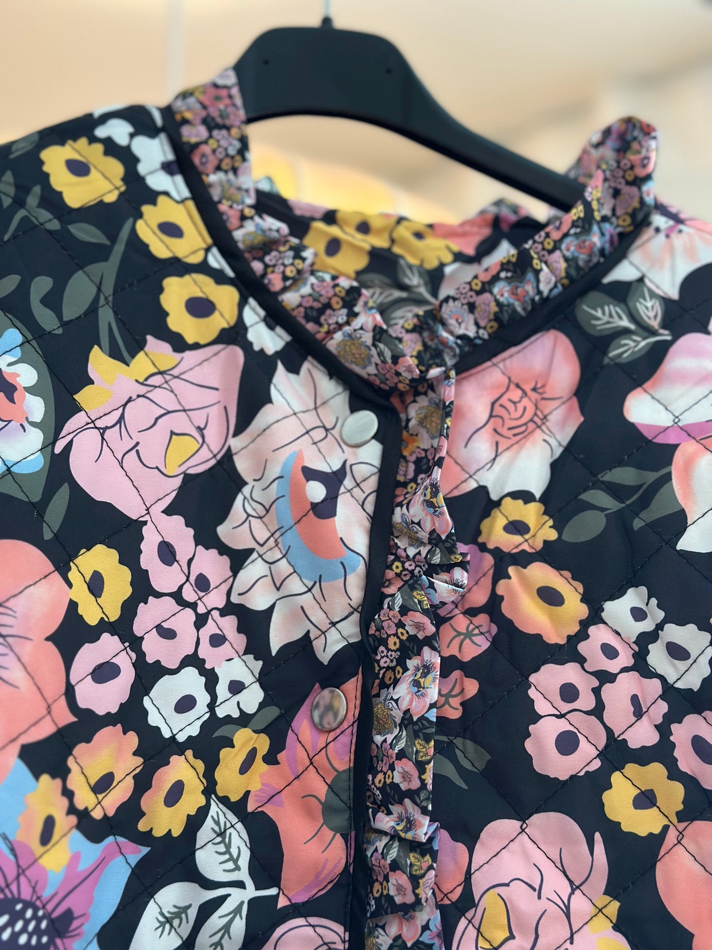 Höstjacka ”Isabella” med volang framtill och i ärmslutet - Multicolour