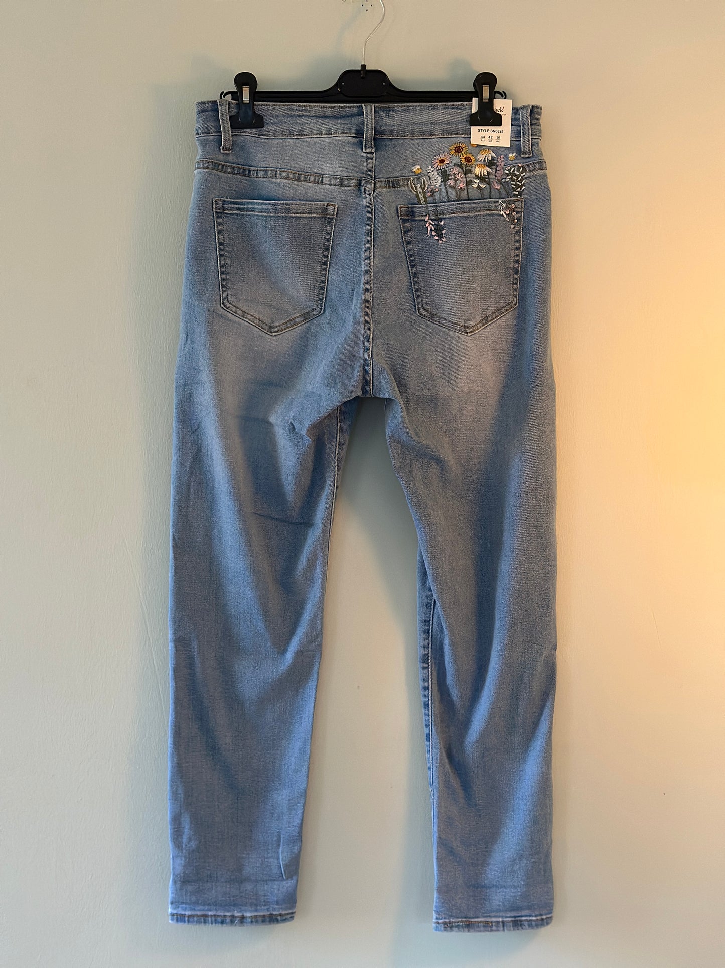 Plus Size, Jeans med broderi på fickan - Ljus denim.