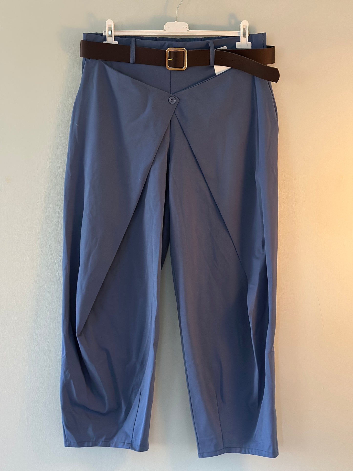 Plus Size, Byxor med skärp och knapp framtill - Ljusblå/Mörkblå