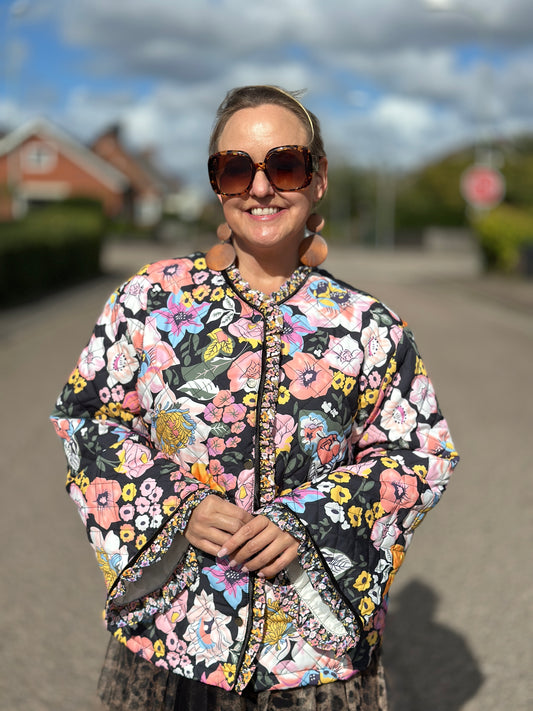 Höstjacka ”Isabella” med volang framtill och i ärmslutet - Multicolour