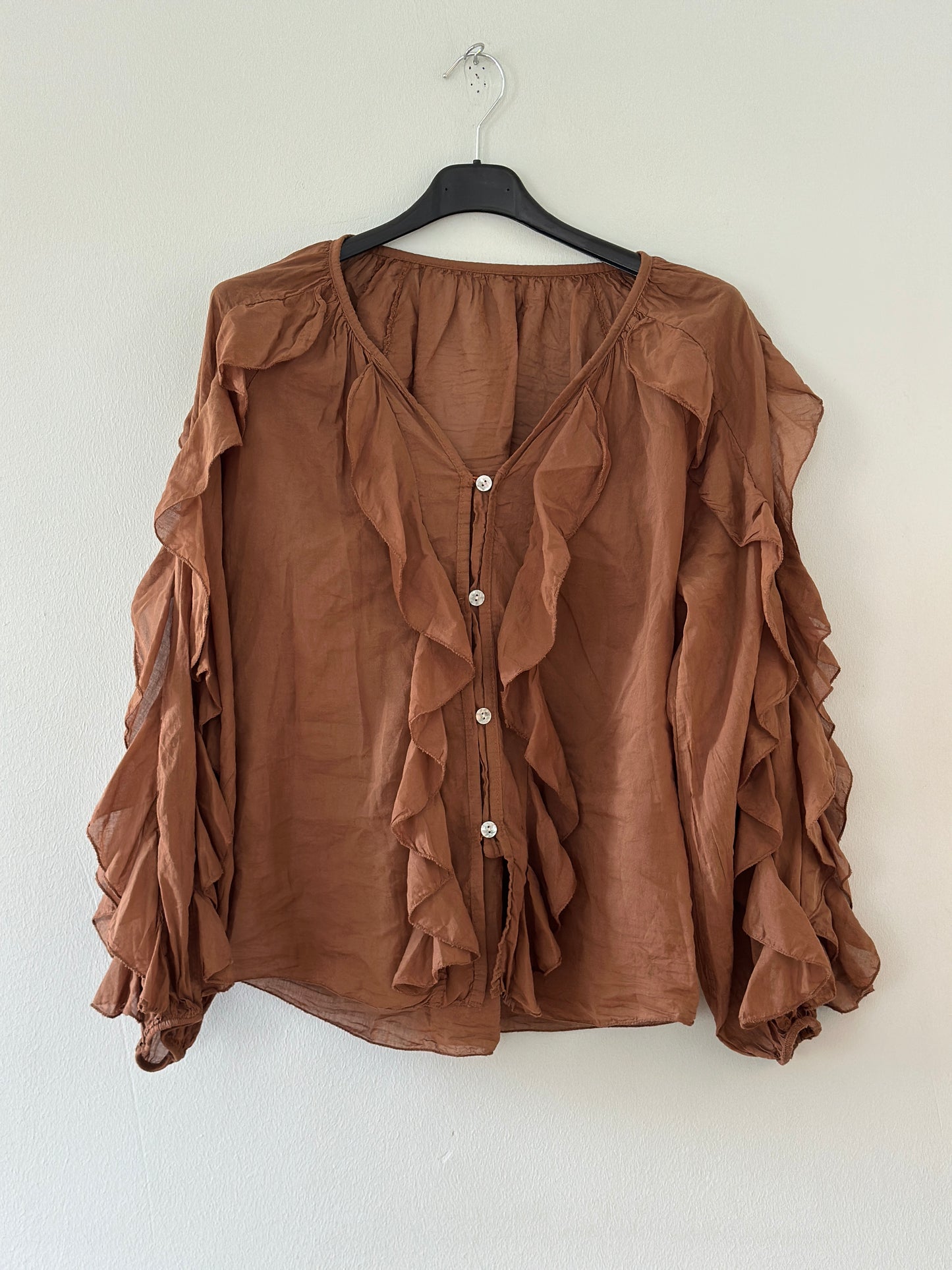 Volangblus ”Sara” med knappar framtill - Brun/Beige/Camel