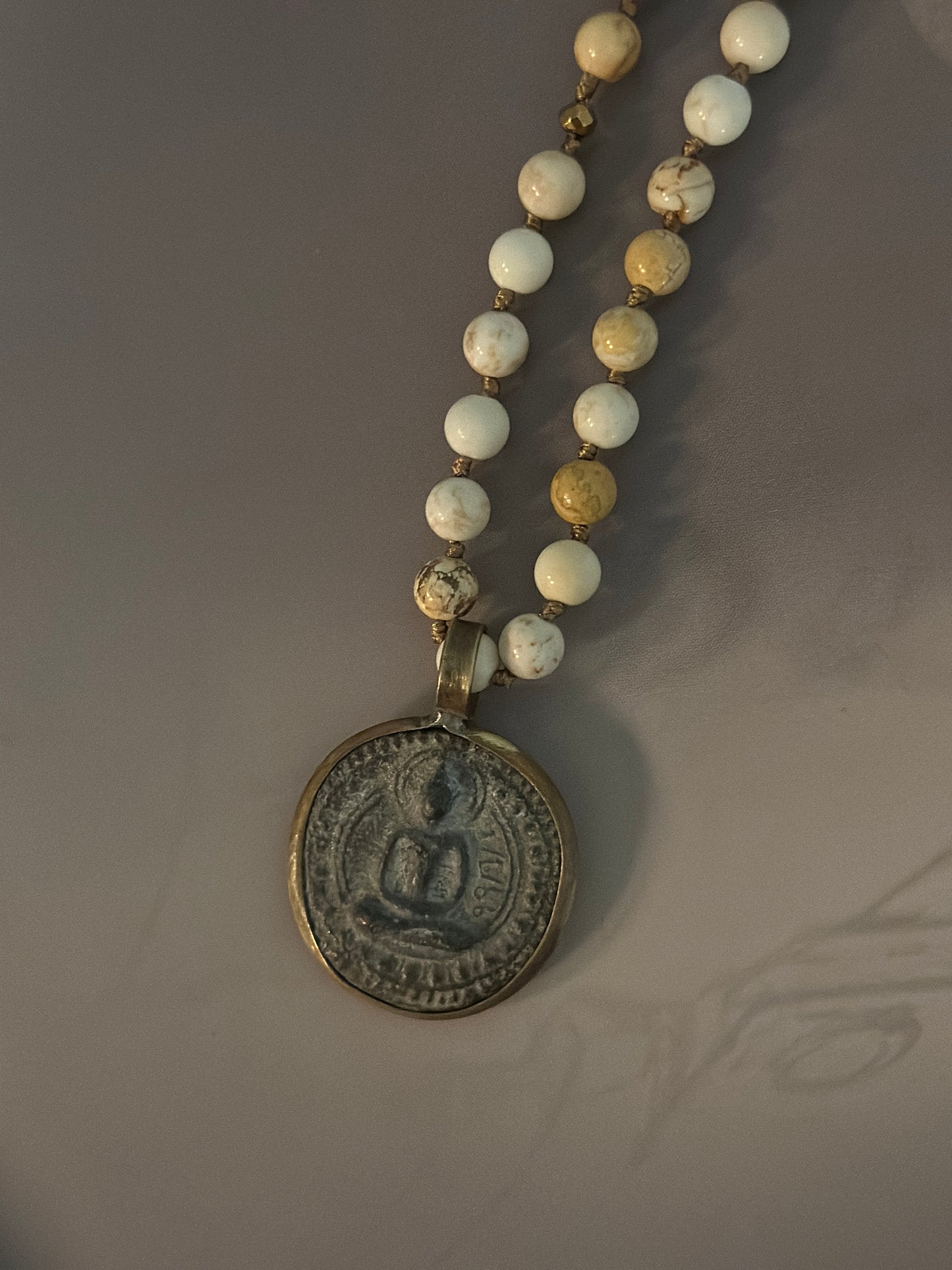 Halsband ”BUDDHA” - Howlite
