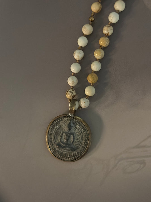 Halsband ”BUDDHA” - Howlite