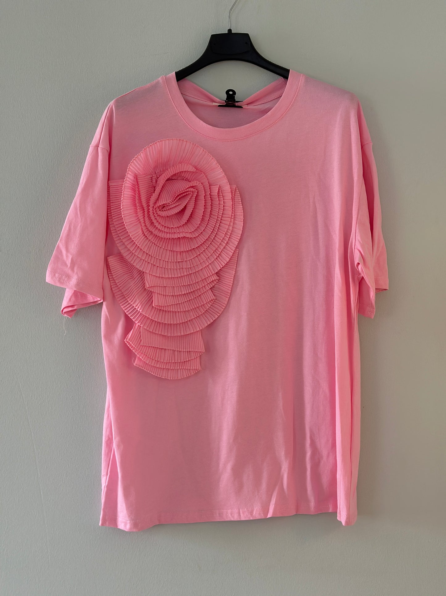 T-shirt ”Moa” med en stor blomma - Rosa