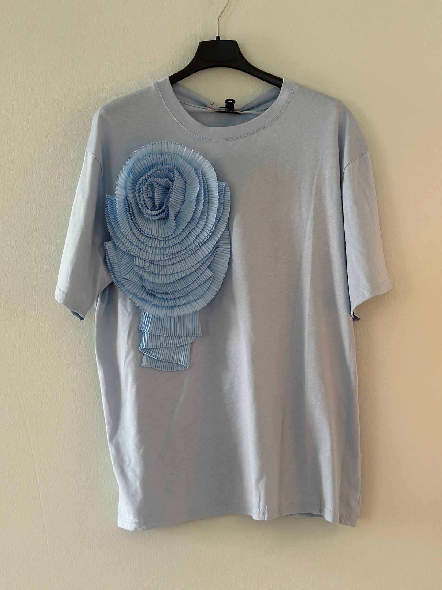 T-shirt ”Moa” med en stor blomma - Ljusblå