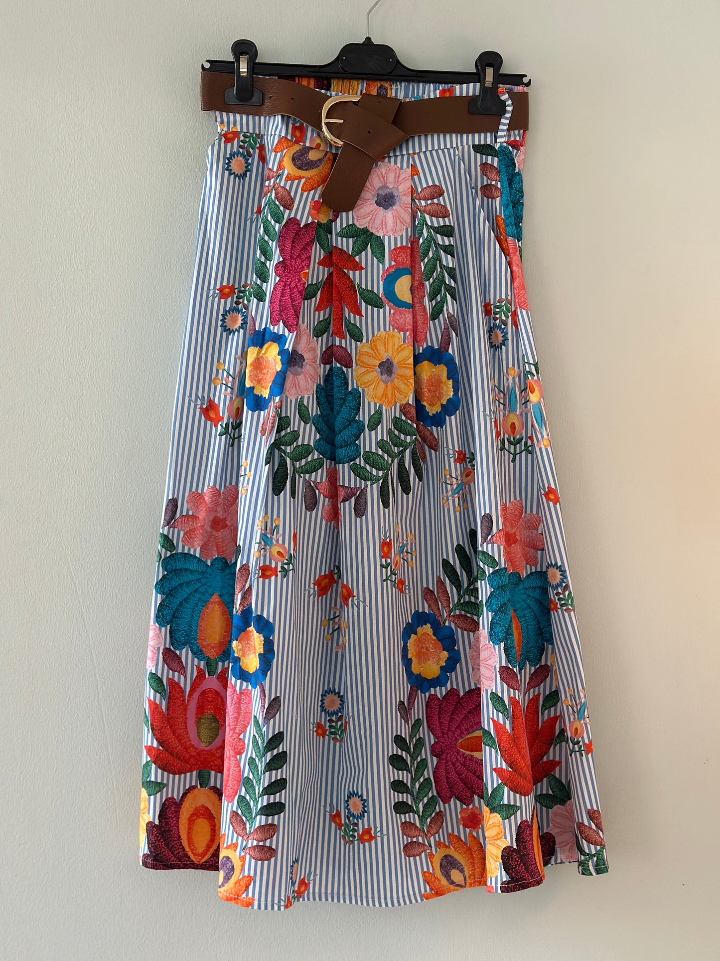 Kjol ”Stephanie” med blommor och bälte i midjan - Ljusblå