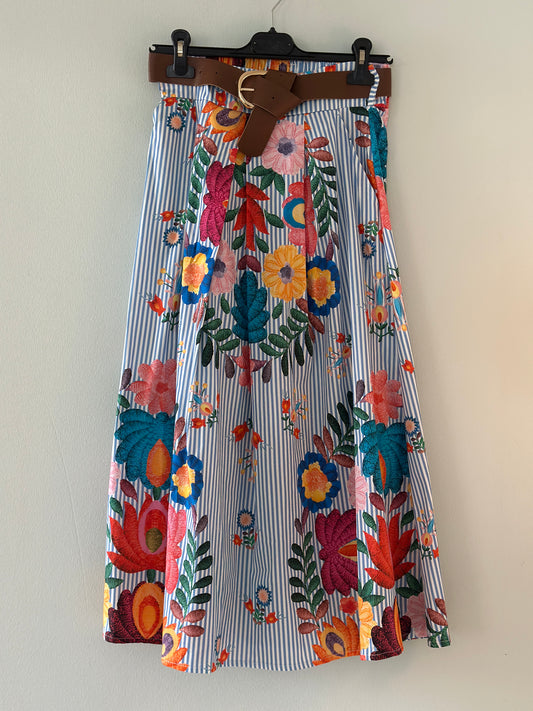 Kjol ”Stephanie” med blommor och bälte i midjan - Ljusblå