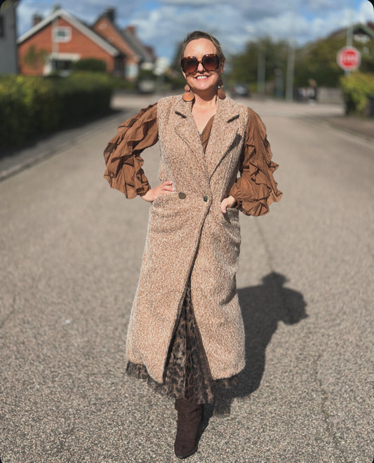 Lång väst med guldknappar och bälte i midjan - Camel/Cream/Burgundi