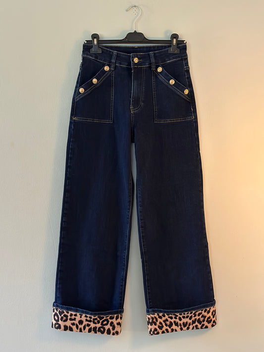 Jeans med leomönster i benslutet och guldknappar - Mörkblå