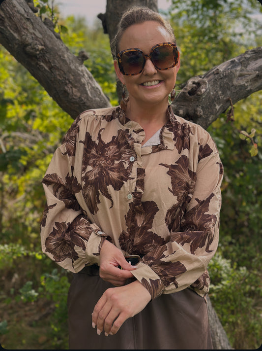 Blus ”Natasha” med volangkant framtill - Beige med bruna blommor