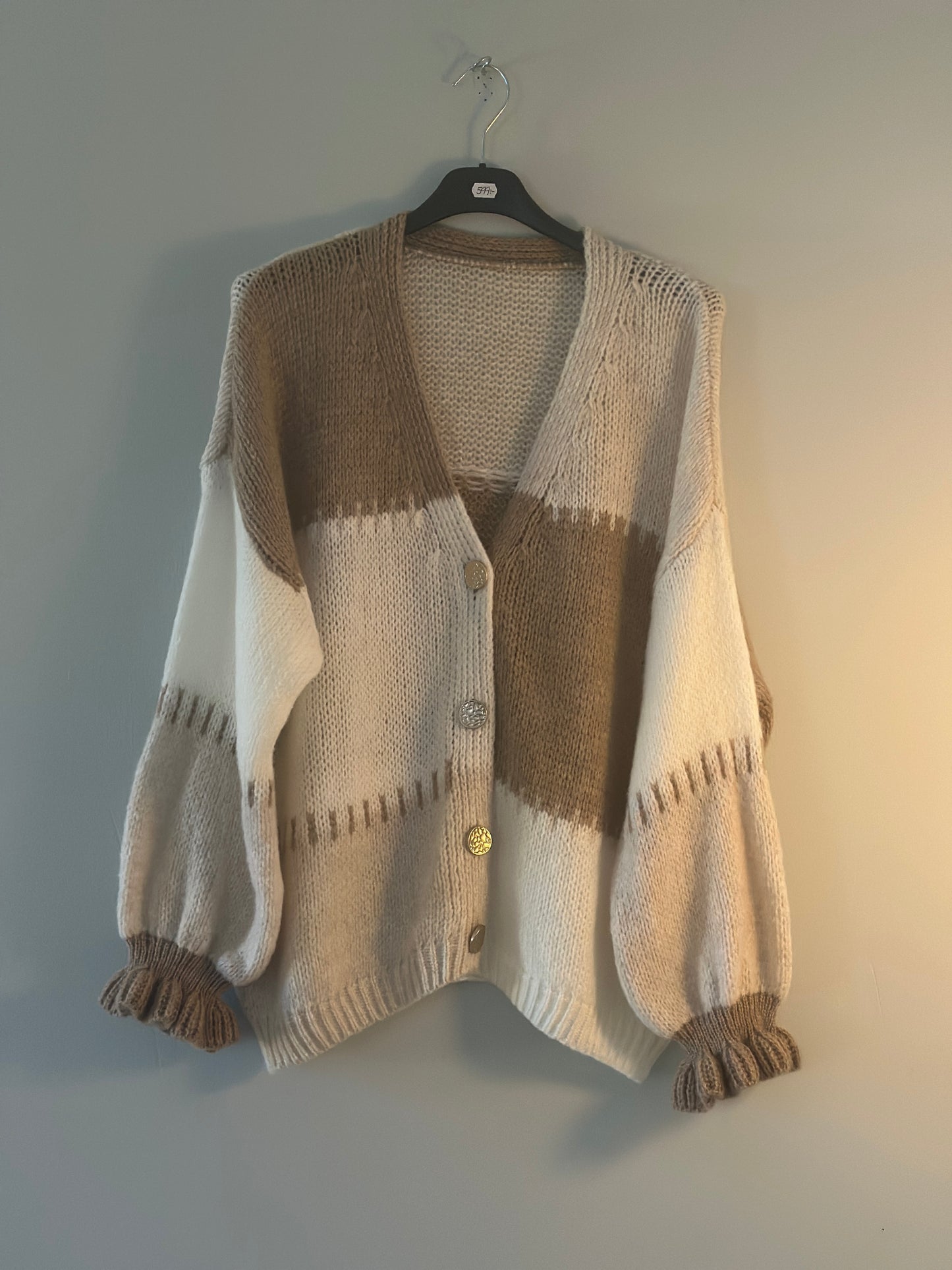 Stickad kofta ”patchwork” med guldknappar - Beige