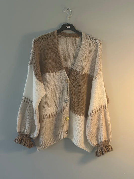 Stickad kofta ”patchwork” med guldknappar - Beige