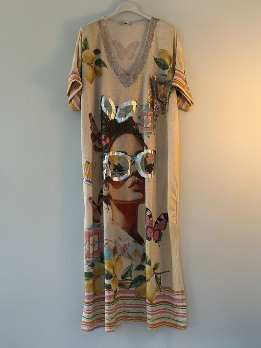 T-Shirtklänning ”Love” med ett vackert print - Beige