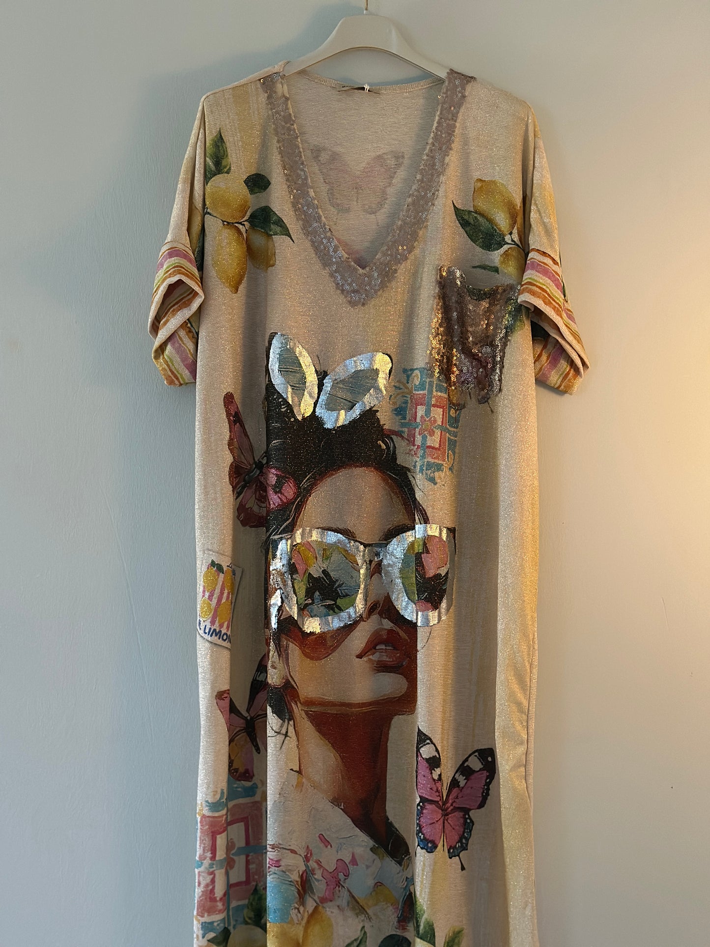 T-Shirtklänning ”Love” med ett vackert print - Beige