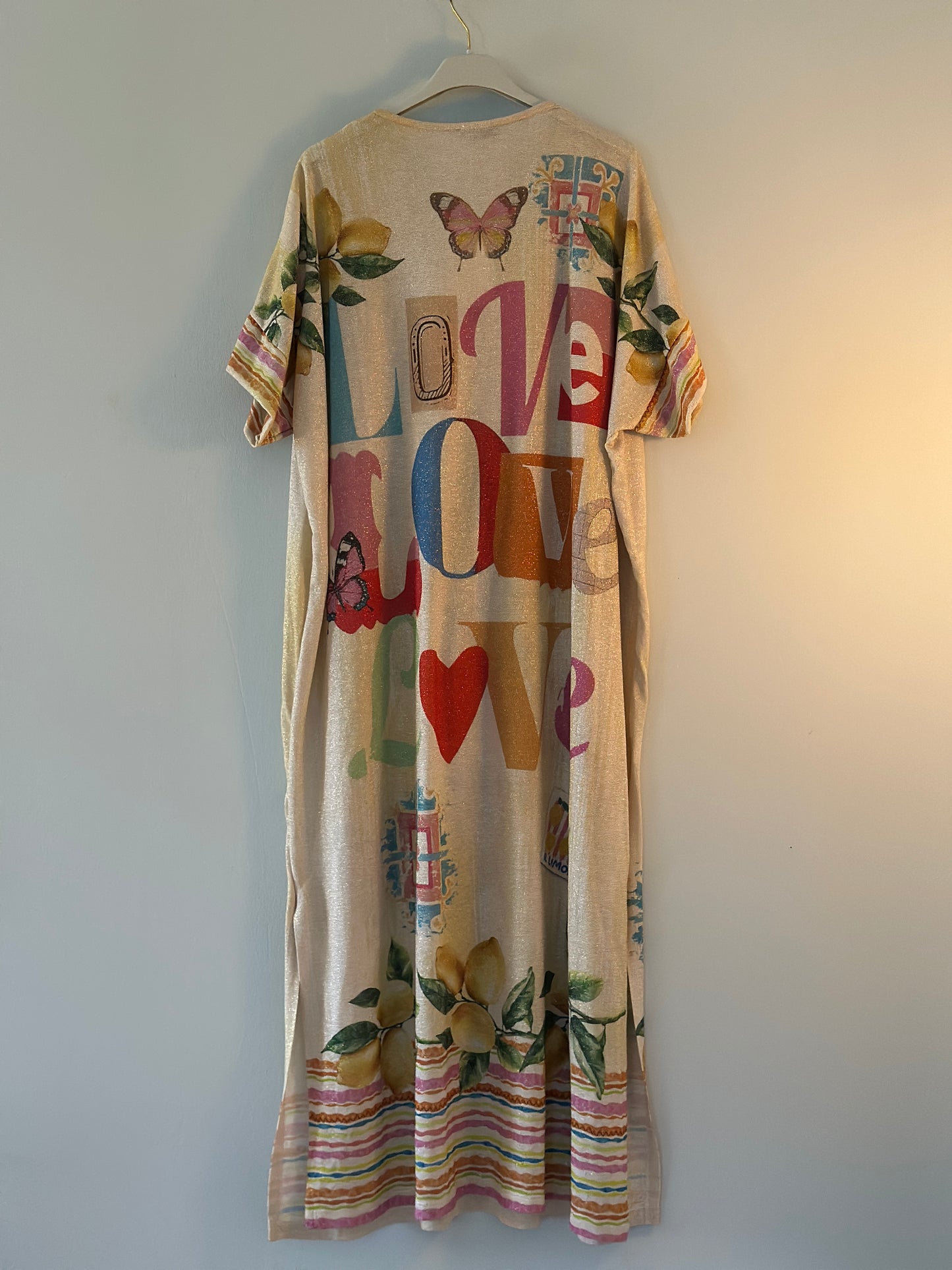T-Shirtklänning ”Love” med ett vackert print - Beige