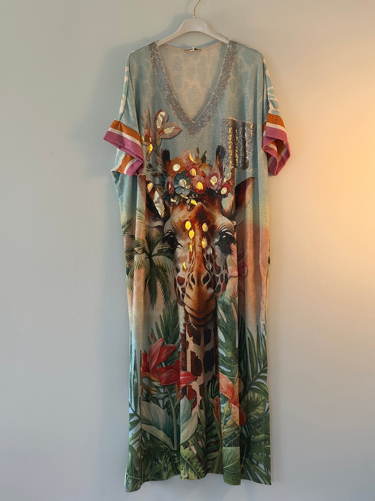 T-Shirtklänning ”Giraff” i vackert mönster - Multicolour