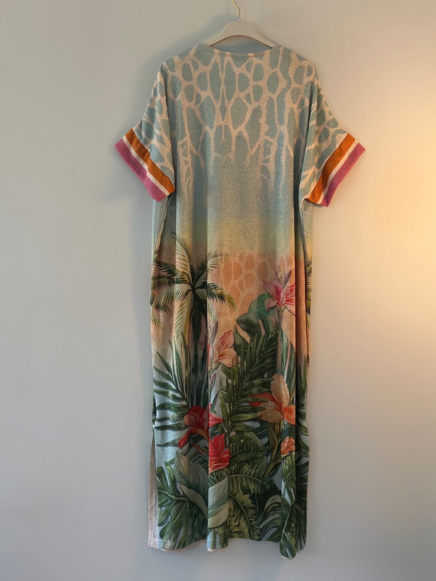 T-Shirtklänning ”Giraff” i vackert mönster - Multicolour