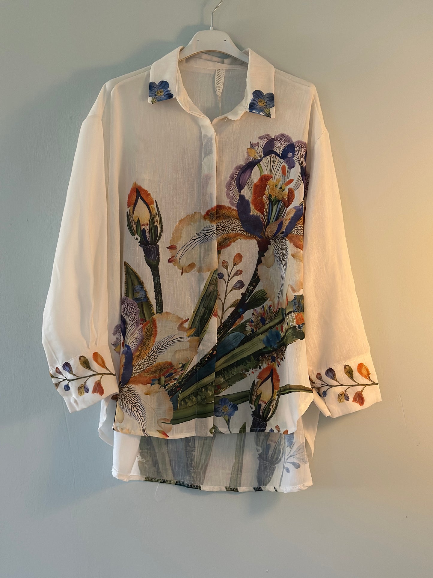 Blus med vackert blommönster - vit