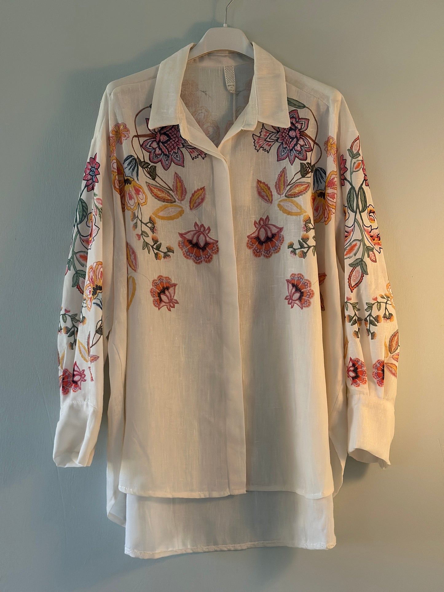 Blus ”Tamara” med vackert blommönster - Vit