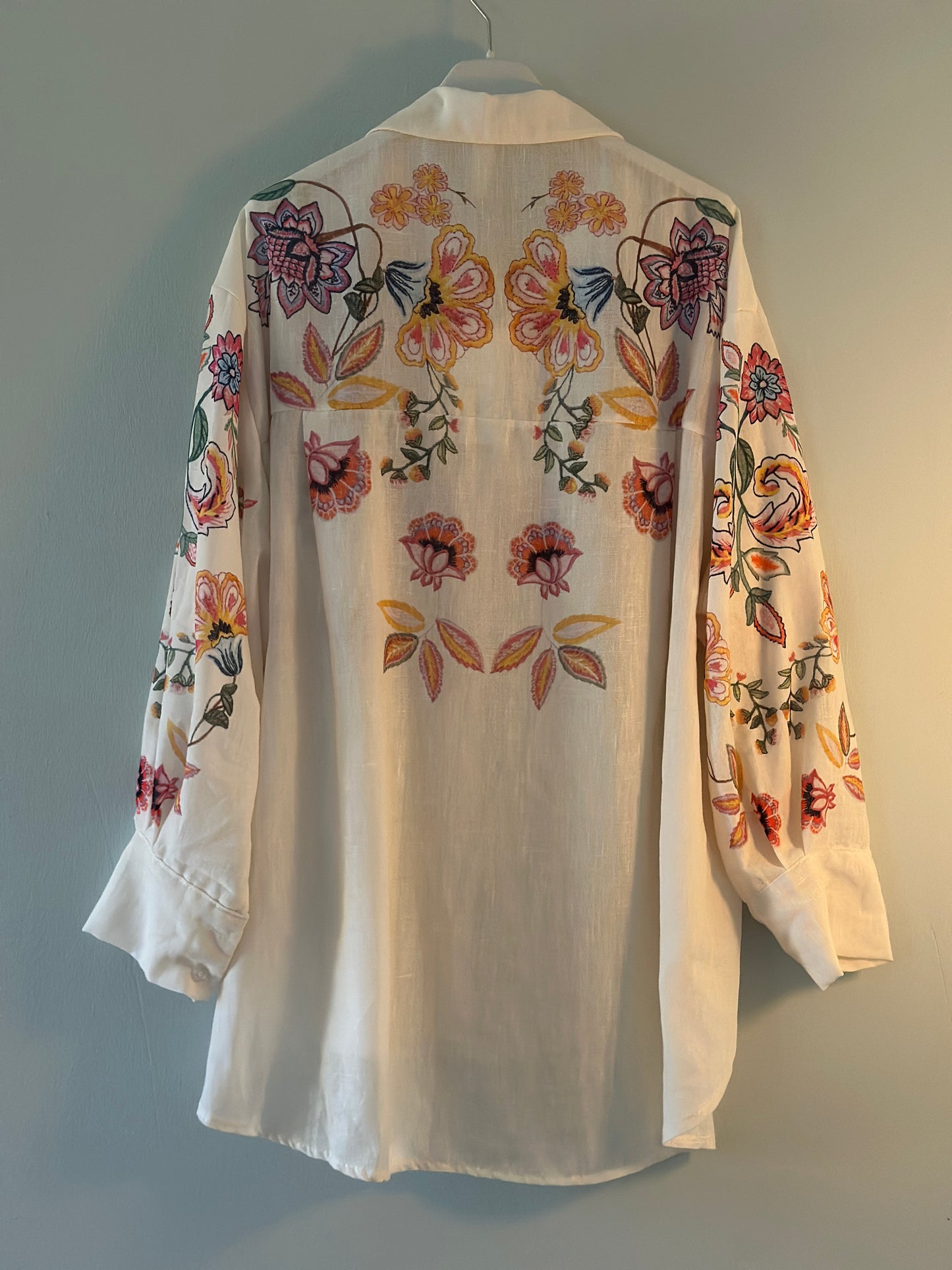 Blus ”Tamara” med vackert blommönster - Vit