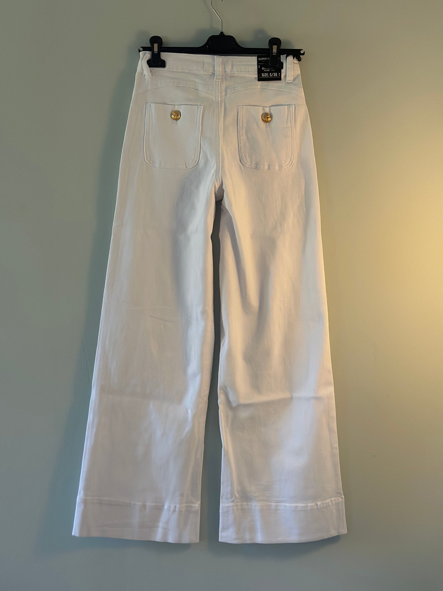 Raka jeans med rosettknappar framtill - vita