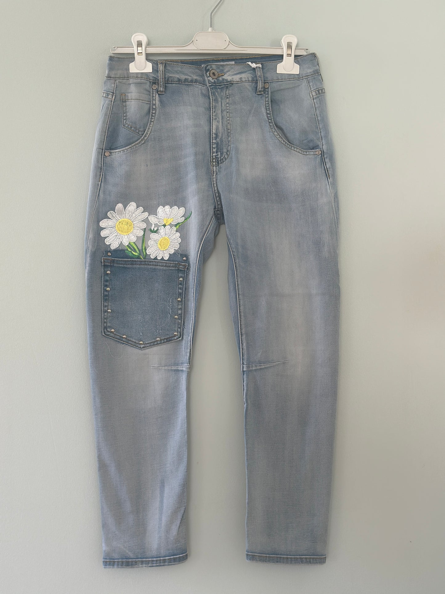 Jeans med blommor i en ficka framtill - Ljus denim