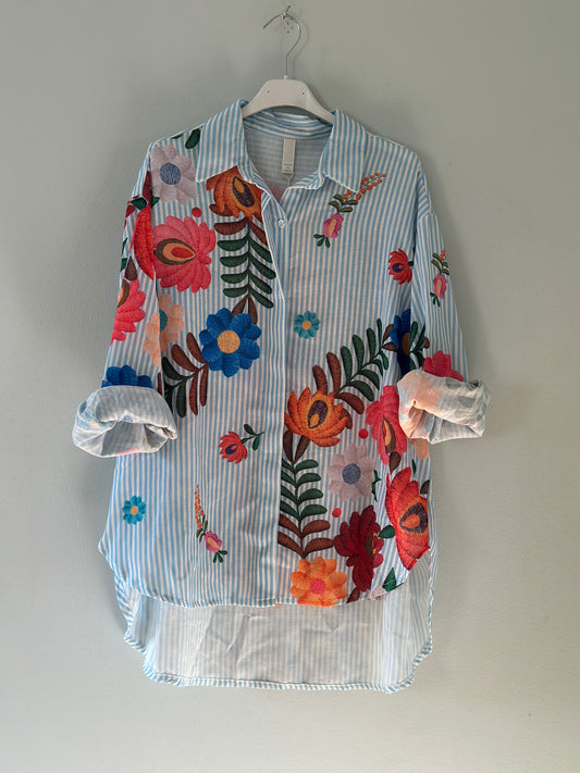 Randig blus ”Sara” med tryckt blommönster - Ljusblå