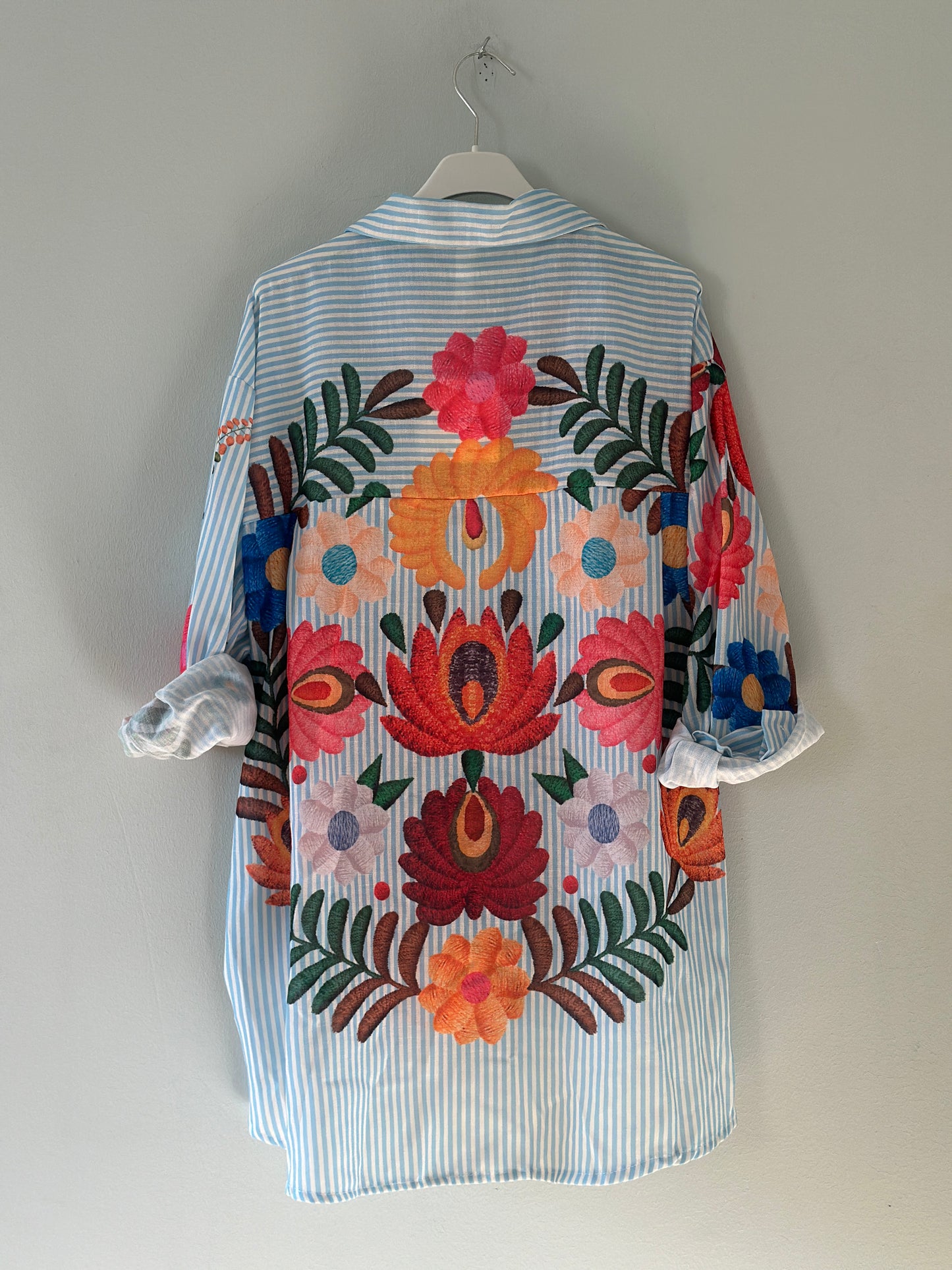 Randig blus ”Sara” med tryckt blommönster - Ljusblå