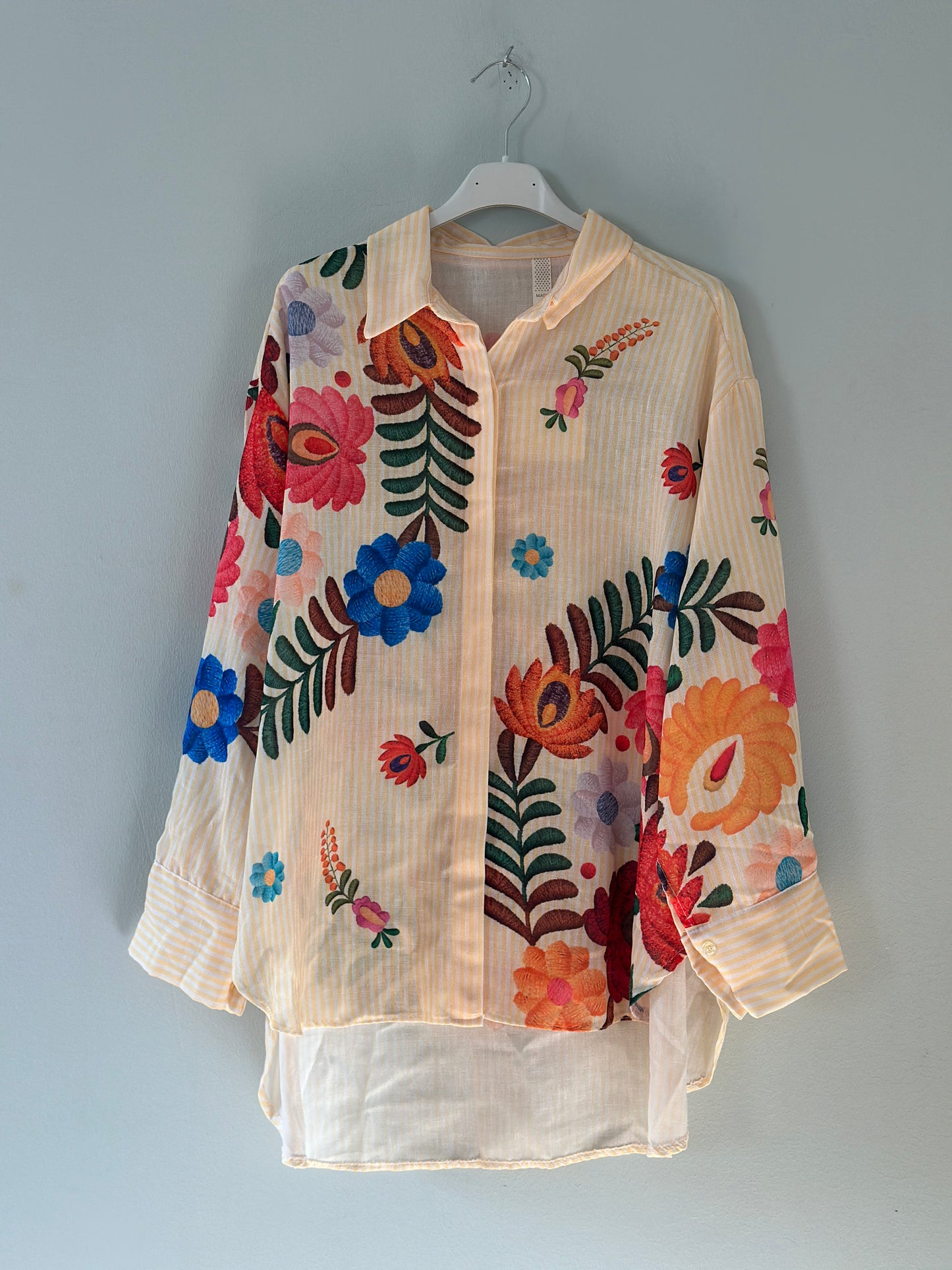 Randig blus ”Nora” med tryckt blommönster - Gul