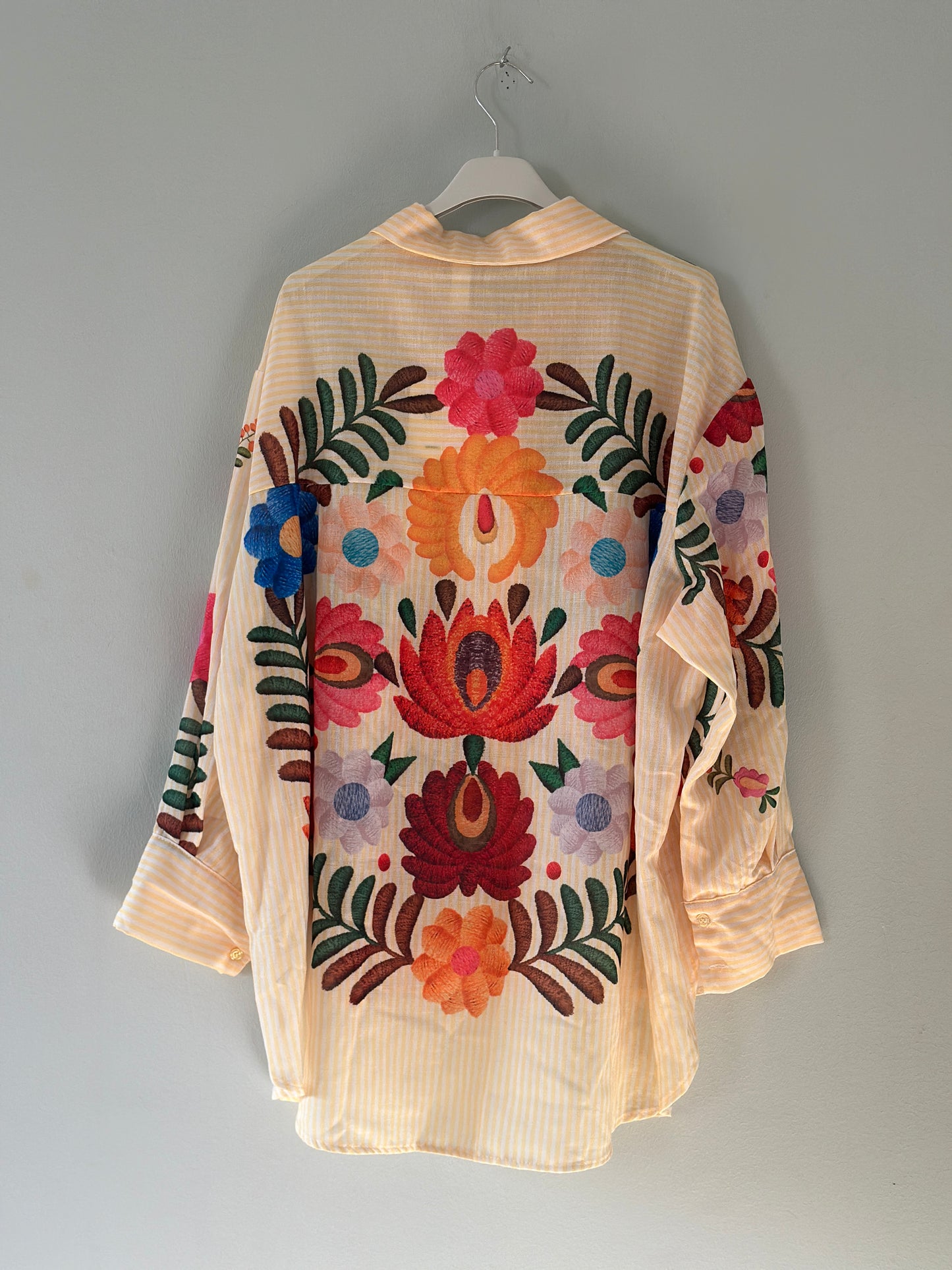 Randig blus ”Nora” med tryckt blommönster - Gul