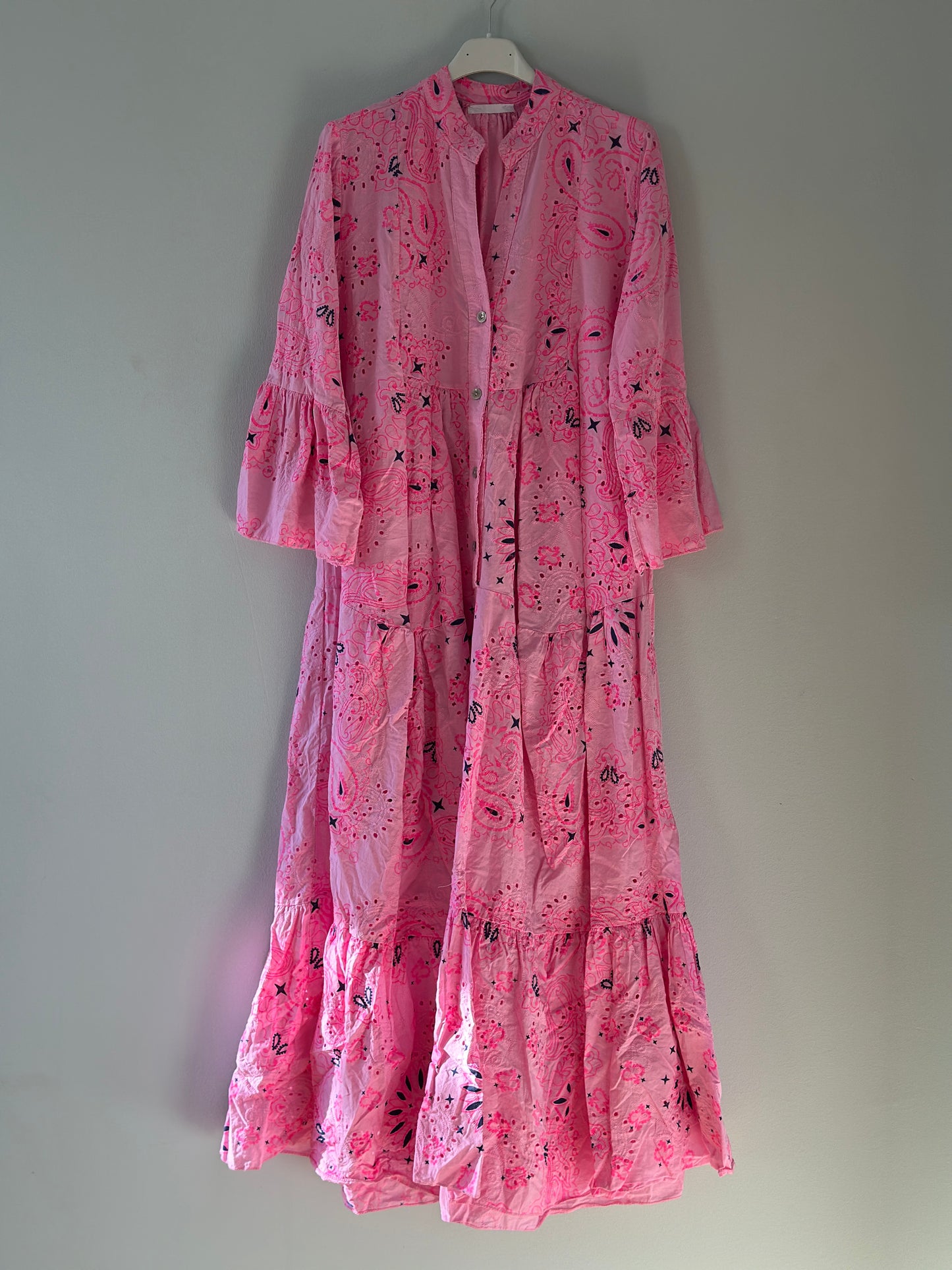 Maxiklänning ”Savanna” med broderi och trekvartsärm - Rosa