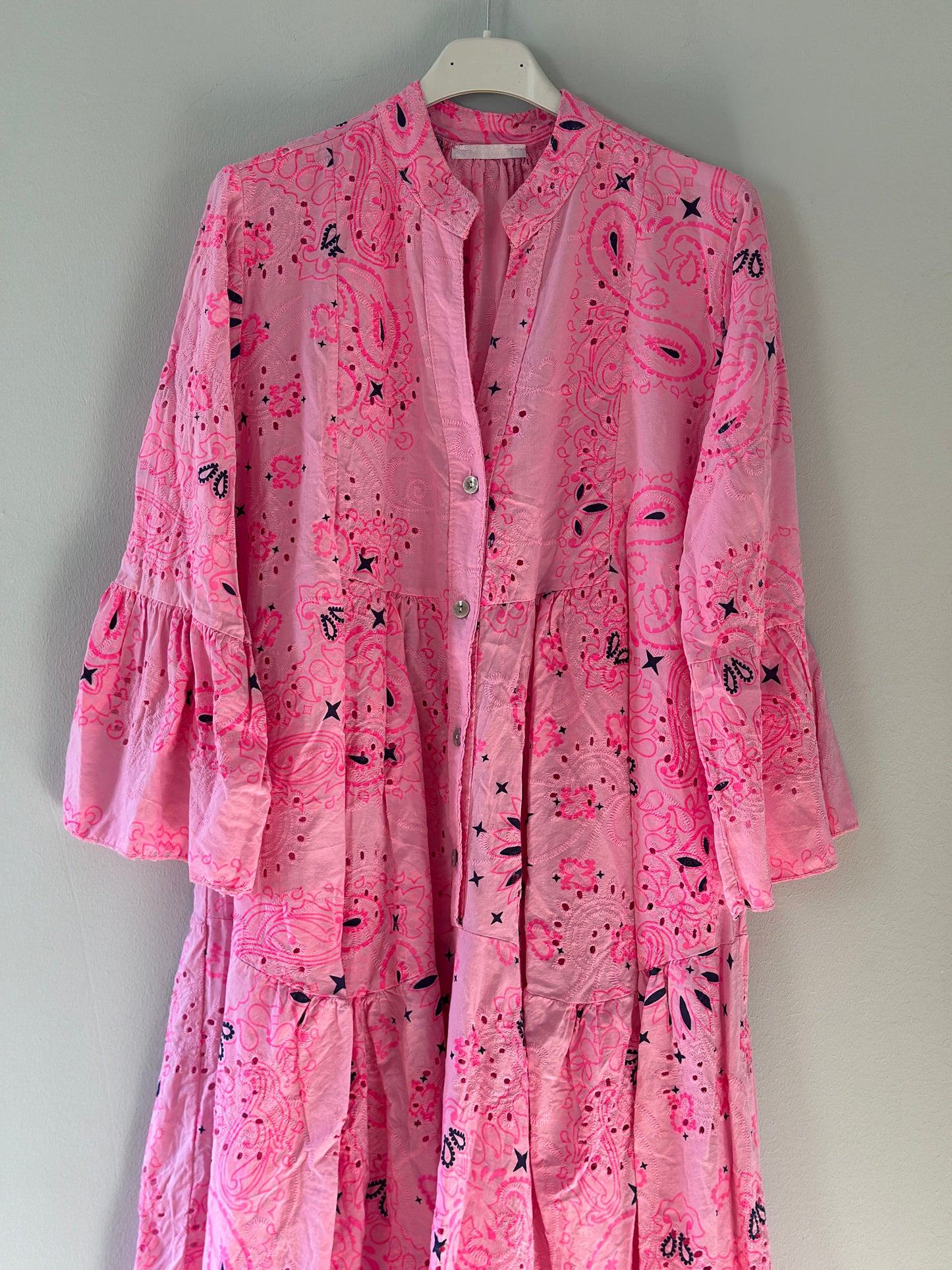 Maxiklänning ”Savanna” med broderi och trekvartsärm - Rosa