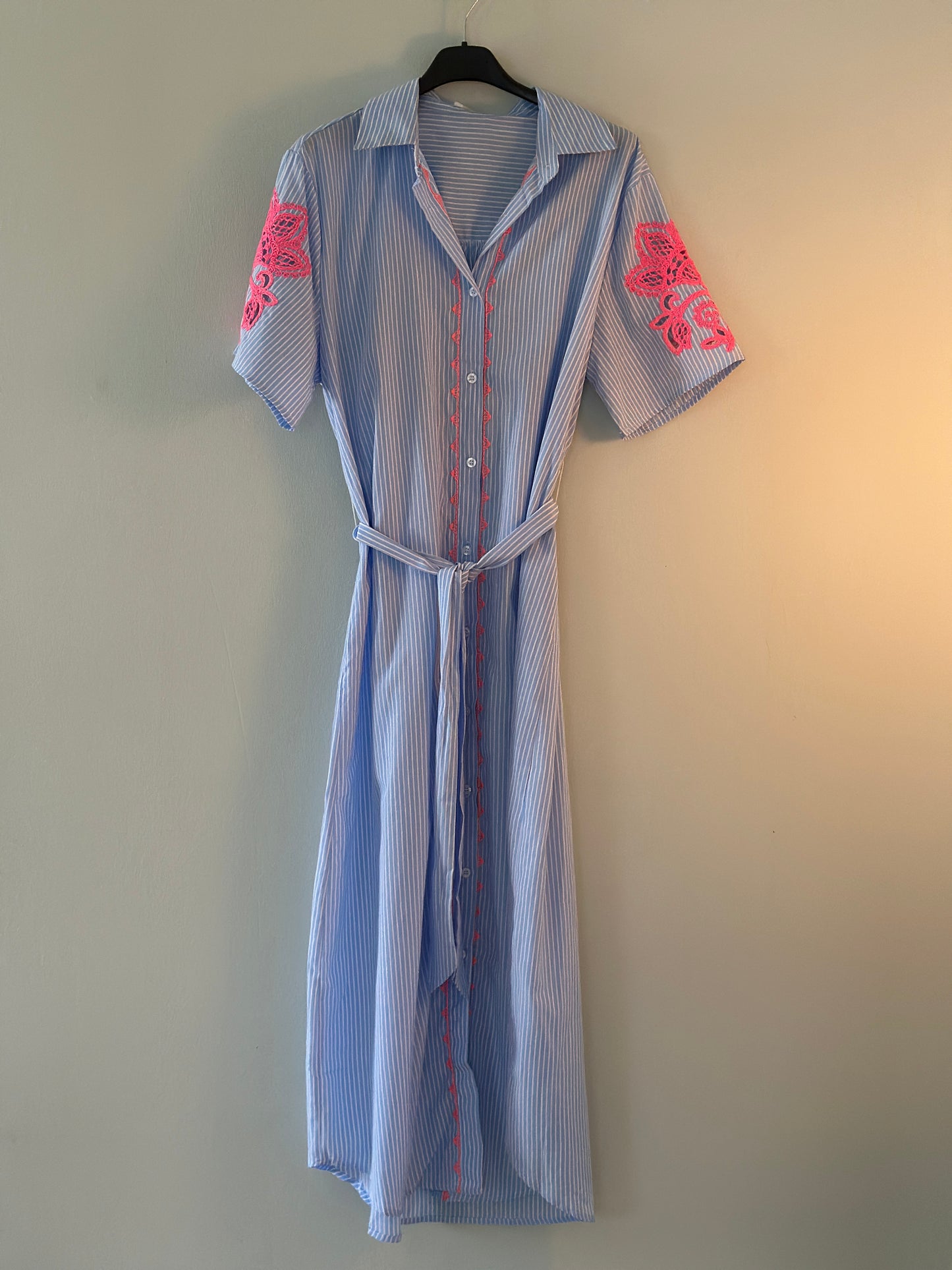 Skjortklänning med rosa broderi framtill och på ärmen - Blåvitrandig