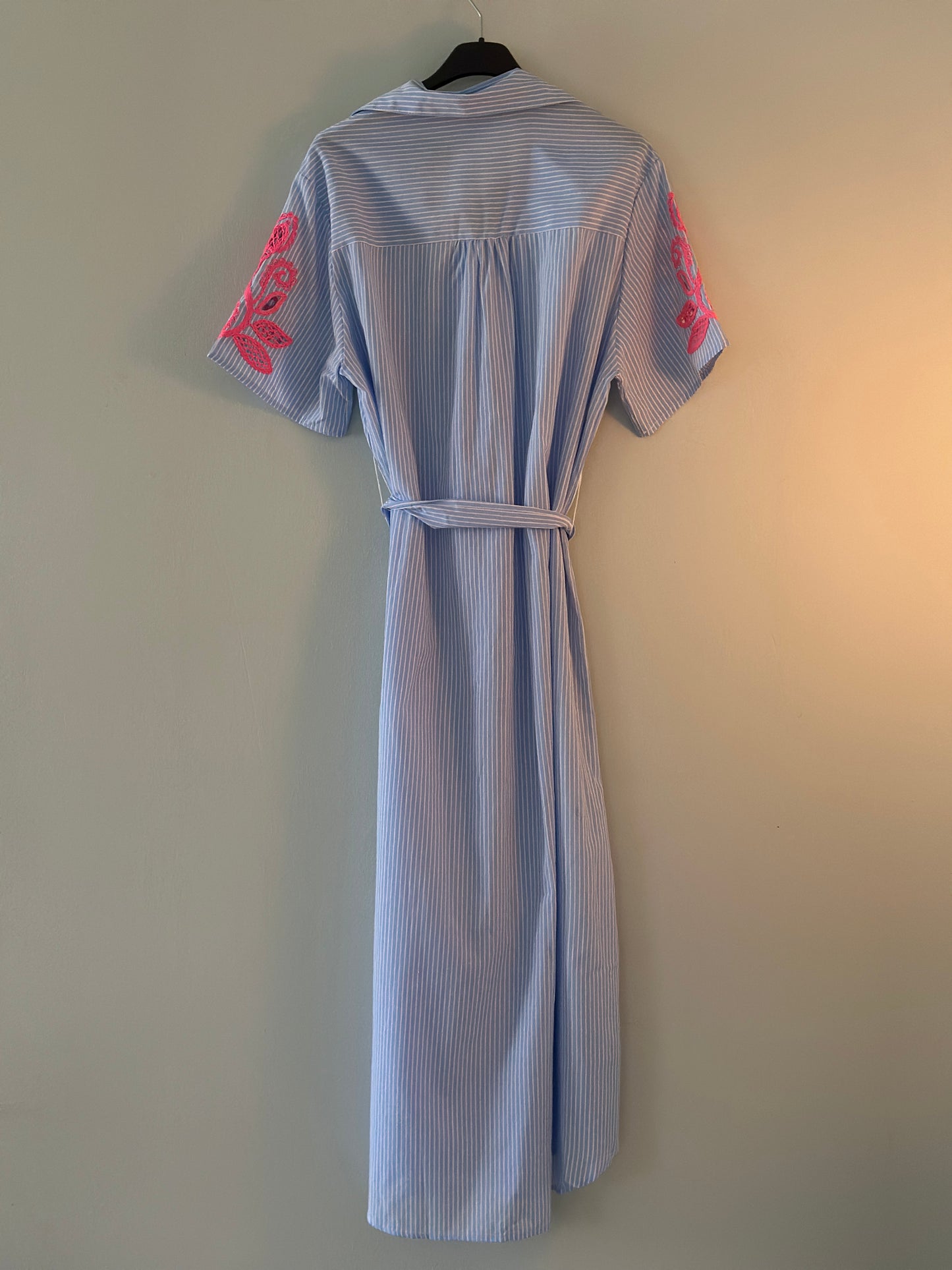 Skjortklänning med rosa broderi framtill och på ärmen - Blåvitrandig