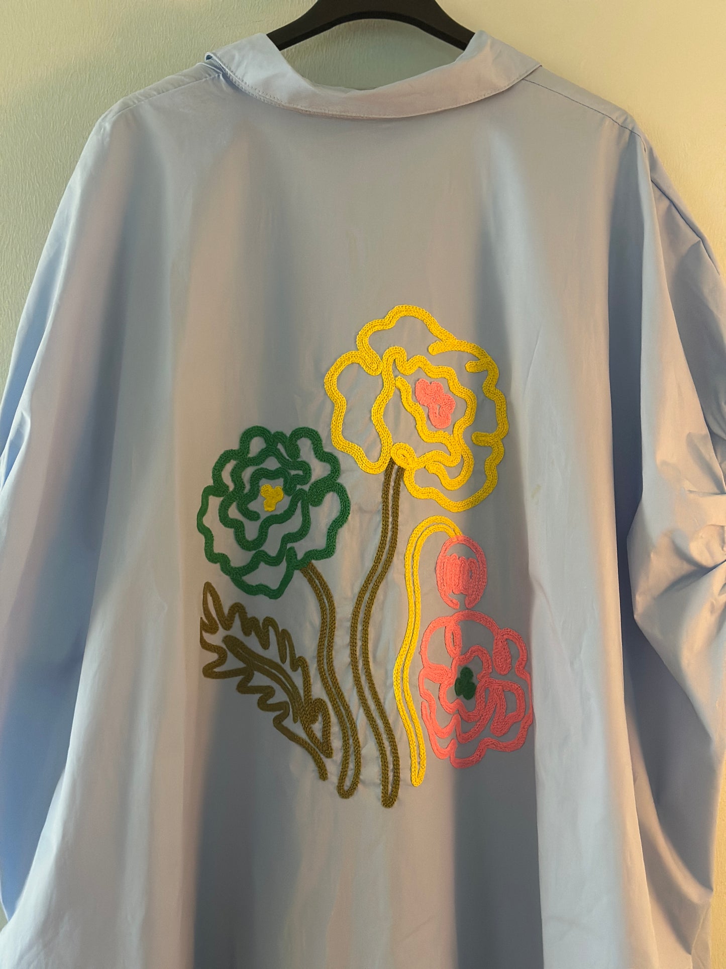 Skjortklänning med broderade blommor - Ljusblå