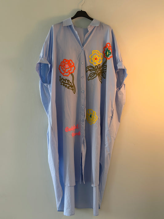 Skjortklänning med broderade blommor - Ljusblå