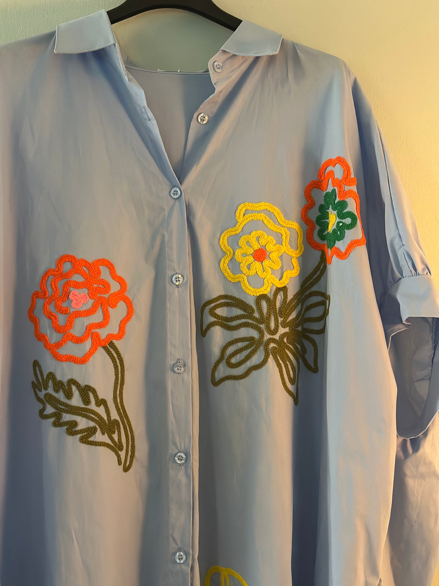 Skjortklänning med broderade blommor - Ljusblå