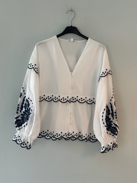 Blus ”Johanna” med broderi - Vit med blå broderi